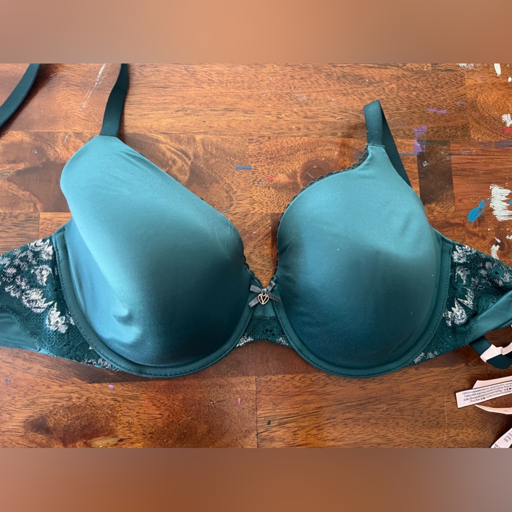 Victoria’s Secret NWT 38C Body by Victoria bra
